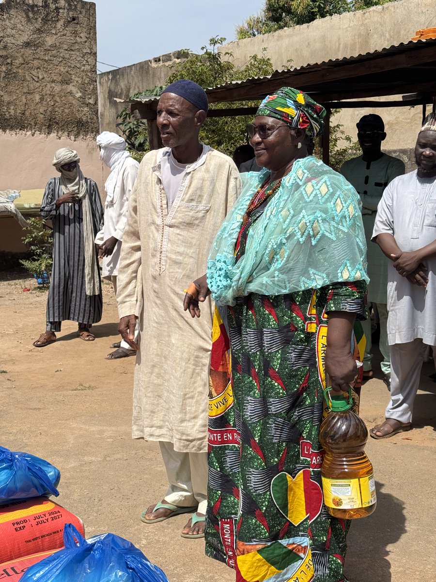 Ce 28/10/2024, le cabinet ESEN, en partenariat avec l'association IGDAH à travers le projet RECAFEVEC, a remis un don de vivres aux populations vulnérables et aux Personnes Déplacées de Ménaka. Ensemble pour un soutien concret et solidaire ! #RECAFEVEC #ESEN #IGDAH #Solidarité