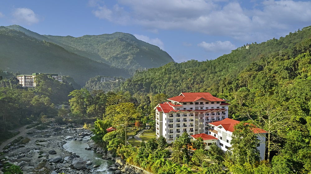 CMWeatherWatch's tweet photo. Embrace the calm and beauty of Gangtok this evening at 18°C in Club Mahindra Le Vintuna Gangtok. The perfect hill retreat! https://t.co/SIV7Ksx8ud Verify weather reports 🌄🏔️ #HimalayanViews @ClubMahindra https://t.co/JohHceNTsN