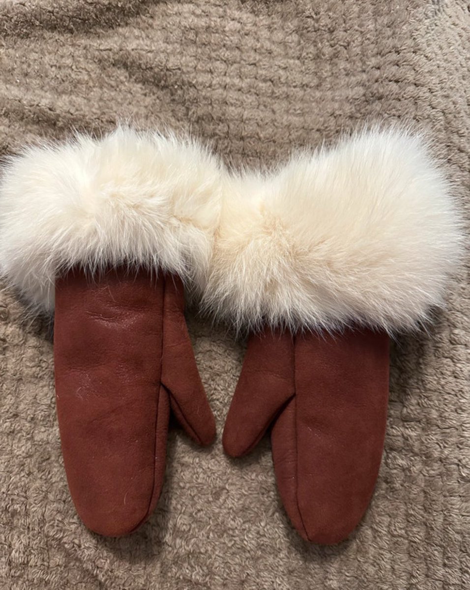 Next on the list of items to go. Have never worn these as they are too small ( probably a glove size 7 )   - handmade in Poland with huge fox fur cuffs.
DM if interested thanks 🙏🏼 😊