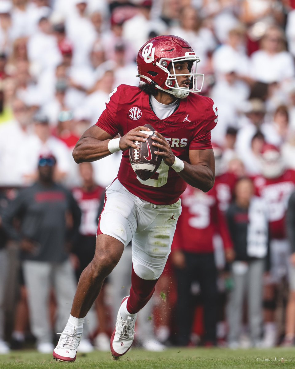 OU_Football's tweet photo. Happy birthday @mikehawkinsj! 

#OUDNA https://t.co/2P0wa55aEW