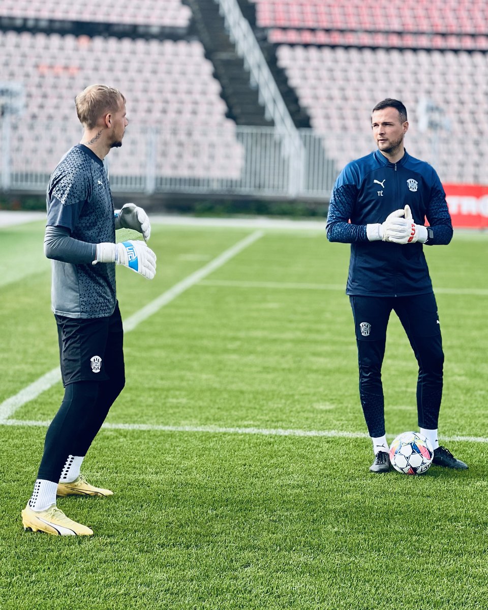 FCZbrojovkaBrno's tweet photo. 👀 Pohled na dnešní trénink na hlavním hřišti – tým pilně ladí poslední detaily před zítřejším pohárovým zápasem na Letné! ⚽️
Pojďme společně držet palce, ať zítra proti favoritovi předvedeme to nejlepší! 🔴⚪️
#SPABRN #zbrojovkadotoho ⚽🔥 https://t.co/yGgDiYbA6f