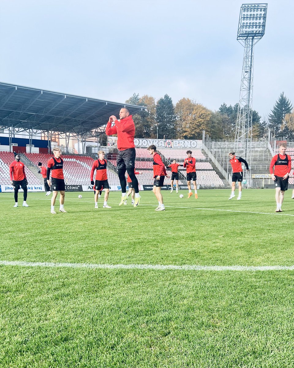 FCZbrojovkaBrno's tweet photo. 👀 Pohled na dnešní trénink na hlavním hřišti – tým pilně ladí poslední detaily před zítřejším pohárovým zápasem na Letné! ⚽️
Pojďme společně držet palce, ať zítra proti favoritovi předvedeme to nejlepší! 🔴⚪️
#SPABRN #zbrojovkadotoho ⚽🔥 https://t.co/yGgDiYbA6f