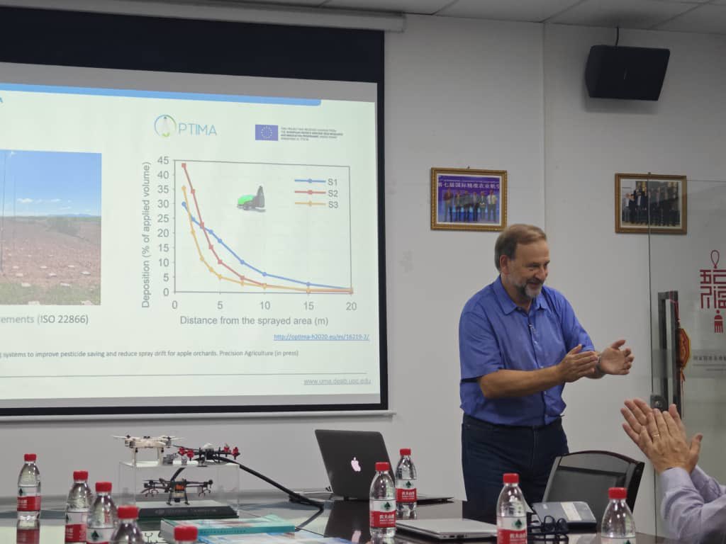 UMA coordinator Emilio Gil of giving a conference in South China 🇨🇳 in agricultural university. Thanks for all!. #UPC #UMA#learn
