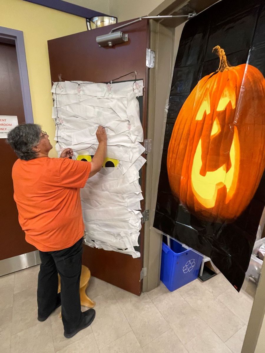 5CountiesKids's tweet photo. It’s beginning to look a lot like... ❄️🎃 #Alloween #Cobourg. Our staff are putting finishing touches on door decorations + we’re thrilled to be hosting our kids + families this afternoon for our 1st inclusive trick-or-treating experience. 

Look forward to seeing everyone soon! https://t.co/h5kIiwGXZ1