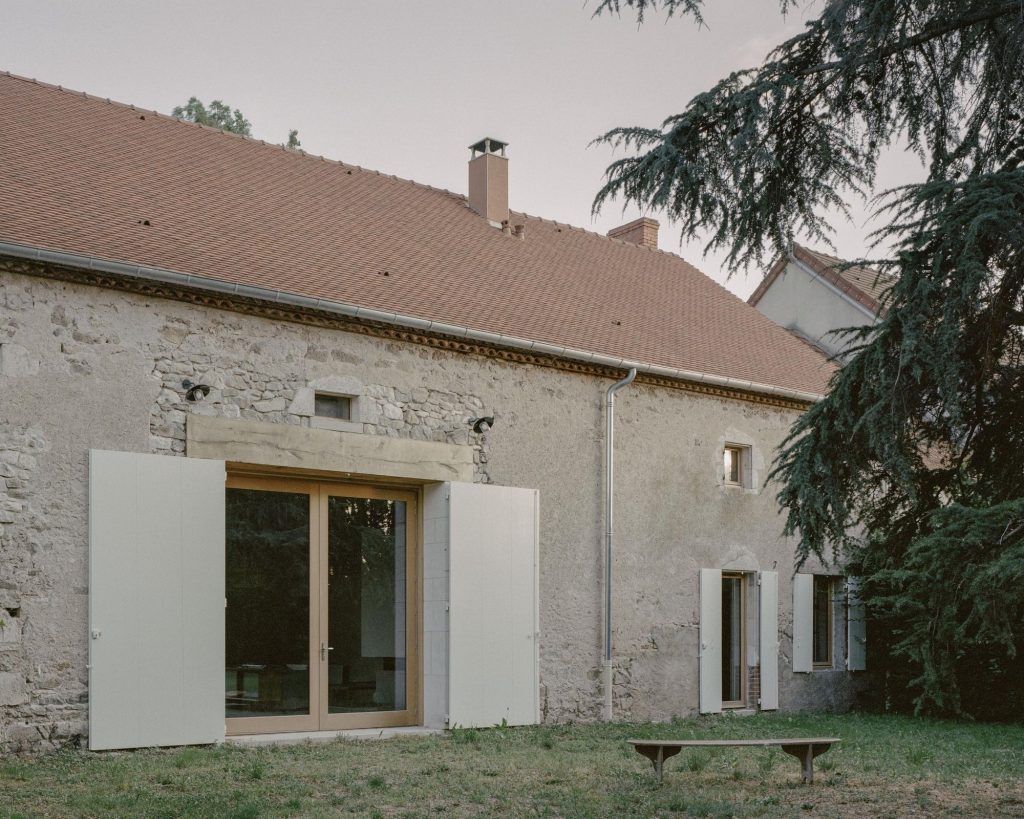 afasiaarq's tweet image. #COVE Architectes  buff.ly/3YnyoIu | posted by afasia | daily entries on contemporary art and architecture #afasiaarchzine #afasiaarq | 

Home in Auvergne’s countryside . Chamboirat COVE Architectes . photos: © Charles Bouchaïb The aim of this pr…