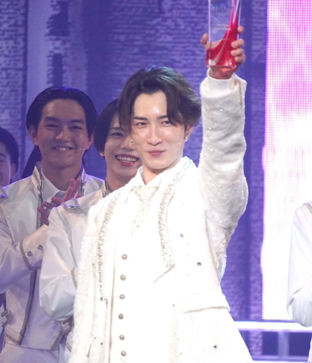 oricon's tweet photo. 渡辺翔太&amp;森本慎太郎『DREAM BOYS』完走👏️
帝国劇場リニューアル後の復活願う🙏
🔻
https://t.co/2QurcgOzF9

亀梨和也、歌唱しながらサプライズ登場に騒然🎤
「マジで聞いてない!」😲
🔻
https://t.co/gSBoAqYRV2

#渡辺翔太 #SnowMan #森本慎太郎 #SixTONES #亀梨和也 #KATTUN #DREAMBOYS https://t.co/5ttuDlc2Z8
