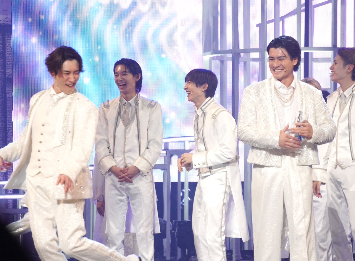 oricon's tweet photo. 渡辺翔太&amp;森本慎太郎『DREAM BOYS』完走👏️
帝国劇場リニューアル後の復活願う🙏
🔻
https://t.co/2QurcgOzF9

亀梨和也、歌唱しながらサプライズ登場に騒然🎤
「マジで聞いてない!」😲
🔻
https://t.co/gSBoAqYRV2

#渡辺翔太 #SnowMan #森本慎太郎 #SixTONES #亀梨和也 #KATTUN #DREAMBOYS https://t.co/5ttuDlc2Z8