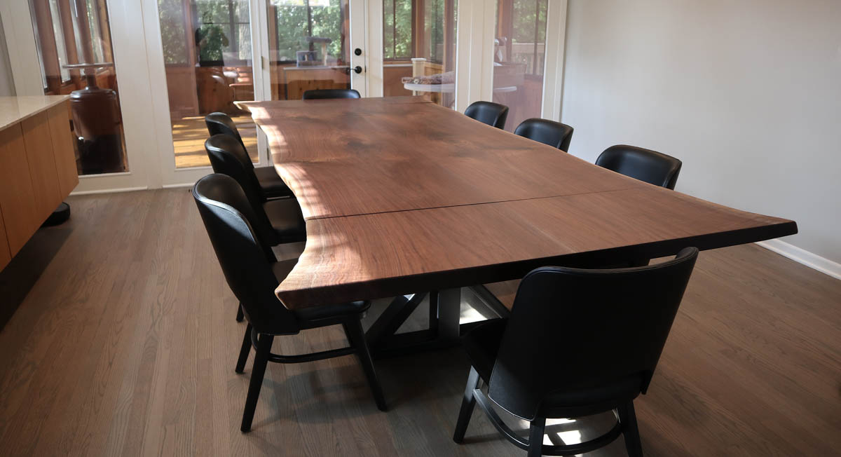 HandmadeTables's tweet image. Another walnut slab out the door!

#leafextensions #tableextensions #liveedge #walnutslab #ultraleather #moderndesign