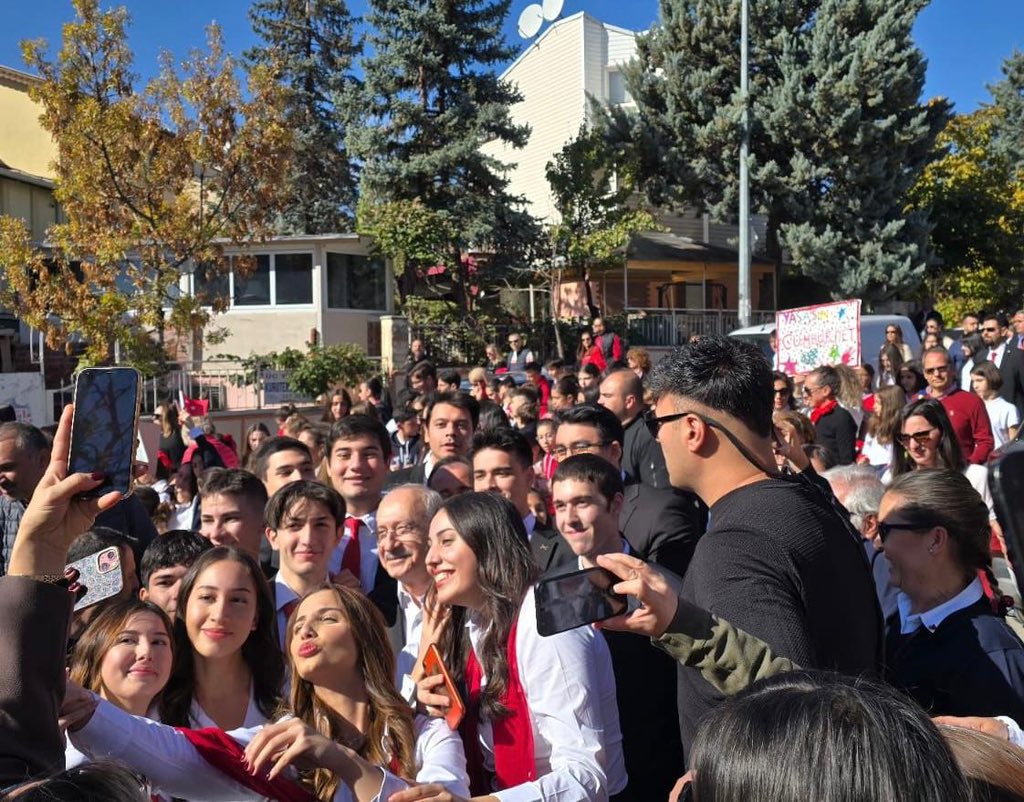 Cumhuriyetimizin yüz birinci yılını şan ve şerefle kutluyoruz.
 
Yaşasın milleti tebaa olmaktan çıkarmış ve onurlu bireyler yapmış Cumhuriyet.
Yaşasın kimsesizlerin kimsesi olan ve bizleri eşit yurttaşlar olarak onurlandıran Cumhuriyet.
Yaşasın köy okullarında parmak kaldıran kız