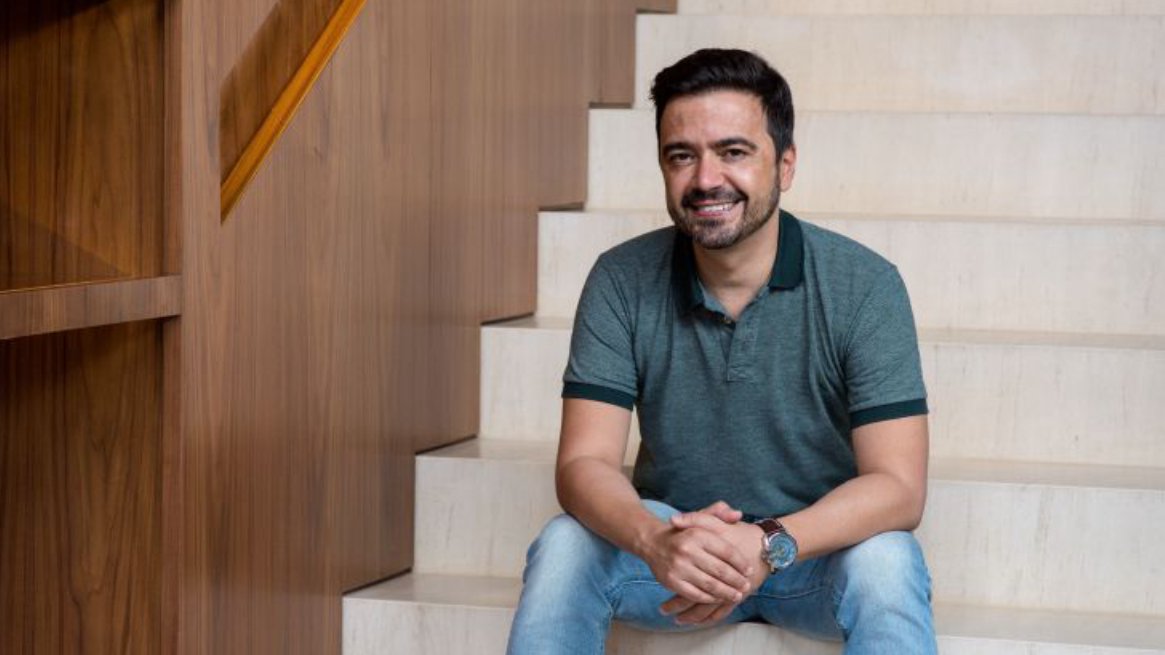 forumeplay's tweet photo. Daniel Ortiz, após Família é Tudo, foi passar férias no Japão. O autor, integrado à fila das 19h da Globo, agora vai sair em busca de uma nova história.

Flavio Ricco | Eplay https://t.co/KpLOPf6CFM