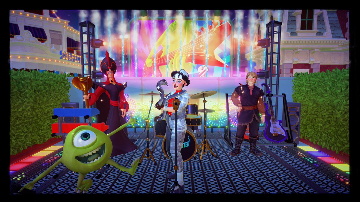 This took me forever to get an okay group but it's still not who I wanted. I really wish they would let us choose who to have in the photos and where they are. Whatever, here's my #DreamSnaps for this week. #DisneyDreamlightValley