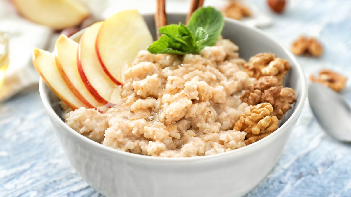 USDA_ARS's tweet photo. #ARSAgLab Healthy Eating Tip # 24: Oats! These heart-healthy grains are packed with beta-glucan fiber, which helps lower bad cholesterol. They're filling and provide essential nutrients. #NationalOatmealDay
Get tips for healthy eating โก๏ธ https://t.co/jSsLnarZzr https://t.co/p2jvFz3cdJ