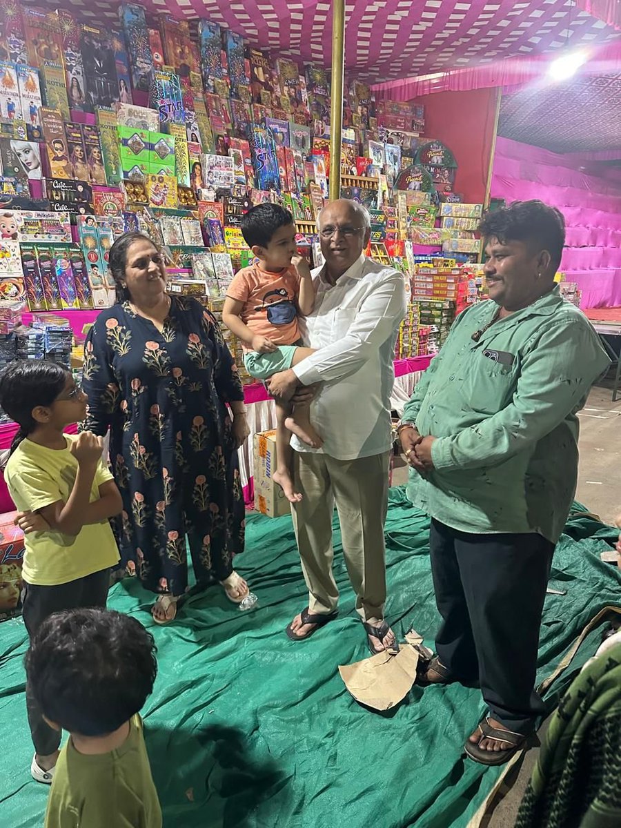 મુખ્યમંત્રી ભૂપેન્દ્ર પટેલે પોતાની સાહજિકતા, સરળતા અને નિખાલતાનો પરિચય વધુ એકવાર દિવાળીના પર્વમાં પૂરો પાડ્યો

CM ભૂપેન્દ્ર પટેલે પૌત્ર સાથે  સામાન્ય માનવીની જેમ જ ફટાકડા ખરીદીની ખરીદી કરી 

<a href="/Bhupendrapbjp/">Bhupendra Patel</a> <a href="/CMOGuj/">CMO Gujarat</a>