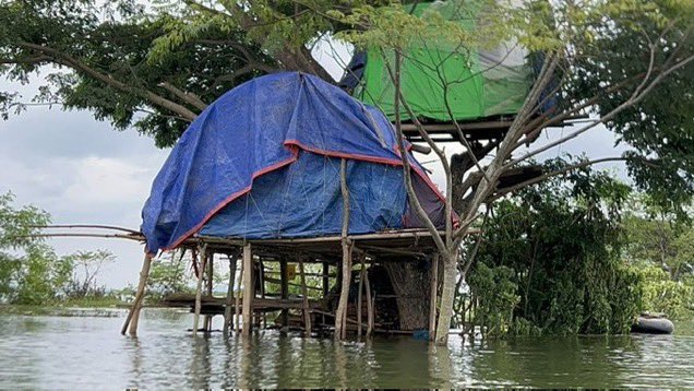 FNCCBurma's tweet photo. ကရင်နီအတွက် အကူအညီများနှင့် ကုန်စည်စီးဆင်းမှု စစ်ကောင်စီ တားမြစ်။
ပုံစာ- ကရင်နီပြည်နယ်အတွင်း ရေဘေးသင့်စစ်ရှောင်များအား စားနပ်ရိက္ခာတချို့ ပို့ဆောင်ပေးနေသည့် ပရဟိတအဖွဲ့ဝင်တချို့/Jobs For Kayah လုပ်သားများ/SangPan Pan
#WhatsHappeninglnMyanmar https://t.co/Xdr5LmT4JO