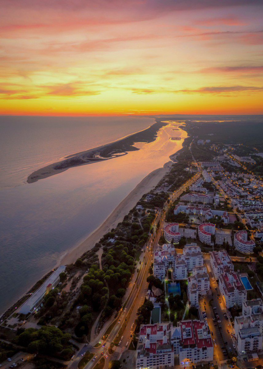 rafaelsanexp's tweet photo. El cielo de de Huelva se tiñe de fuego en cada atardecer por algo es la provincia de la luz. @huelvaHOYcom @Meteohuelva https://t.co/58XR6AOYho