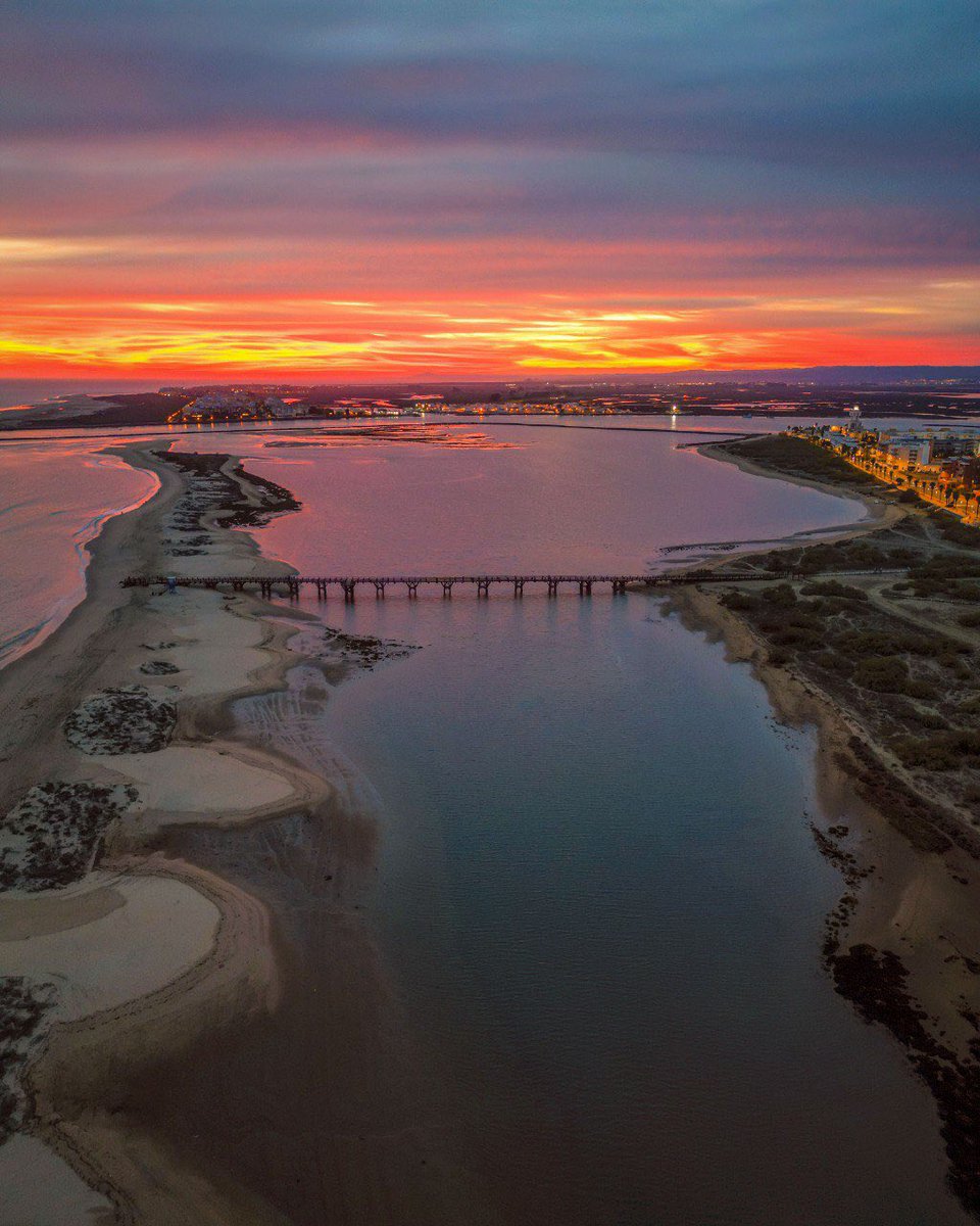 rafaelsanexp's tweet photo. El cielo de de Huelva se tiñe de fuego en cada atardecer por algo es la provincia de la luz. @huelvaHOYcom @Meteohuelva https://t.co/58XR6AOYho