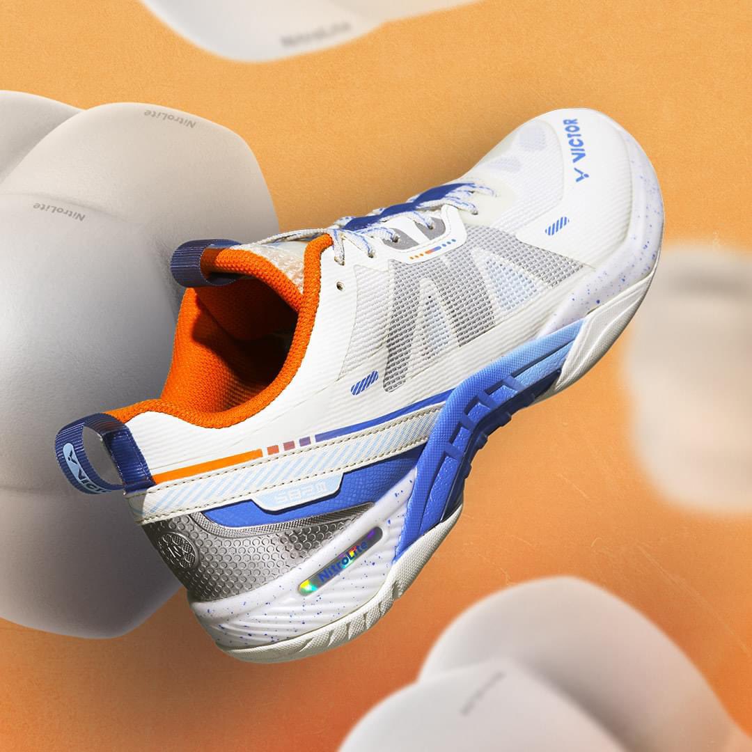 victor_malaysia's tweet photo. 𝙏𝙖𝙠𝙚 𝙮𝙤𝙪𝙧 𝙜𝙖𝙢𝙚 𝙩𝙤 𝙖𝙣𝙤𝙩𝙝𝙚𝙧 𝙡𝙚𝙫𝙚𝙡. ⏫

👟 Speed - #S82IIINitroLite
👟 All-Around - #A970NitroLite
👟 Wide - #A830NitroLite
👟 Drop-in Midsole - #VG2NitroLite

#VICTOR 
#ReadyToWin
#BadmintonShoes https://t.co/ngwGH58yFO