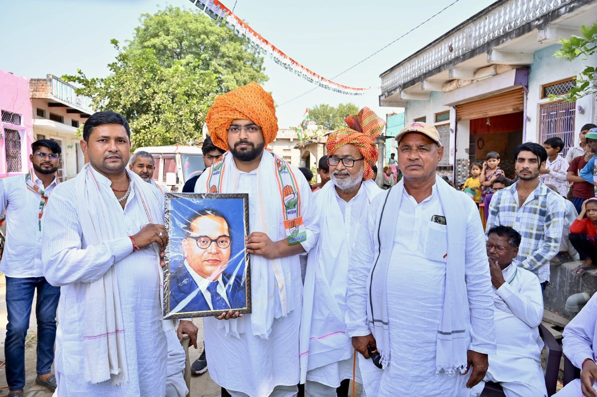 AryaanZubairINC's tweet photo. 📍निजामपुर, परता का बास, चक भयाडी़

जय भीम, जय संविधान, जय कांग्रेस 

जिस संविधान ने हमें समानता, स्वतंत्रता और सम्मान के साथ जीने का अधिकार प्रदान किया है, उसकी रक्षा करना हमारा पहला कर्तव्य है। यह संविधान ही है जो हमें एकजुट रखता है और हमारे लोकतंत्र की नींव को मजबूत बनाता है। आइए, हम सब मिलकर इस महान संविधान के आदर्शों की रक्षा करें और एक सशक्त और समृद्ध भारत का निर्माण करें।

जनसंपर्क के दौरान परिवारजनों से मुलाकात कर आगामी 13 नवम्बर को रामगढ़ में होने वाले विधानसभा उपचुनाव में कांग्रेस के पक्ष में अधिकाधिक मतदान करने की अपील की। 

कार्यक्रम में रामहेट जी जाटव, जगदीश जी जाटव, राधेश्यम जी जाटव, सतार जी डायरेक्टर, कोमल जी सरपंच, माता दिन बिसारिया जी, विनेश जाटव जी सरपंच  बैरियावास, लियाक़त जी प्रधान, नरेंद्र जी व विधानसभा परिवार के अन्य गणमान्य जनों की उपस्थिति रही।

आप सभी परिवारजनों द्वारा मिले इस स्नेह और आशीर्वाद हेतु आभार।

#ZubairKhan #AryaanZubair #Congress #Ramgarh