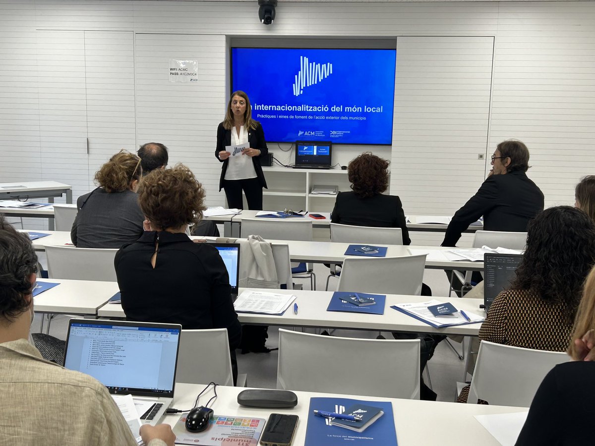 ACMunicipis's tweet photo. 🌎 Inaugurem la primera edició del Curs d’internacionalització del món local.

👉🏻 La presidenta, @meritxellbudo, dona la benvinguda a la vintena d’alumnes d’aquesta formació, en col•laboració amb el @CEIbcn. https://t.co/xzWJVwX3gs