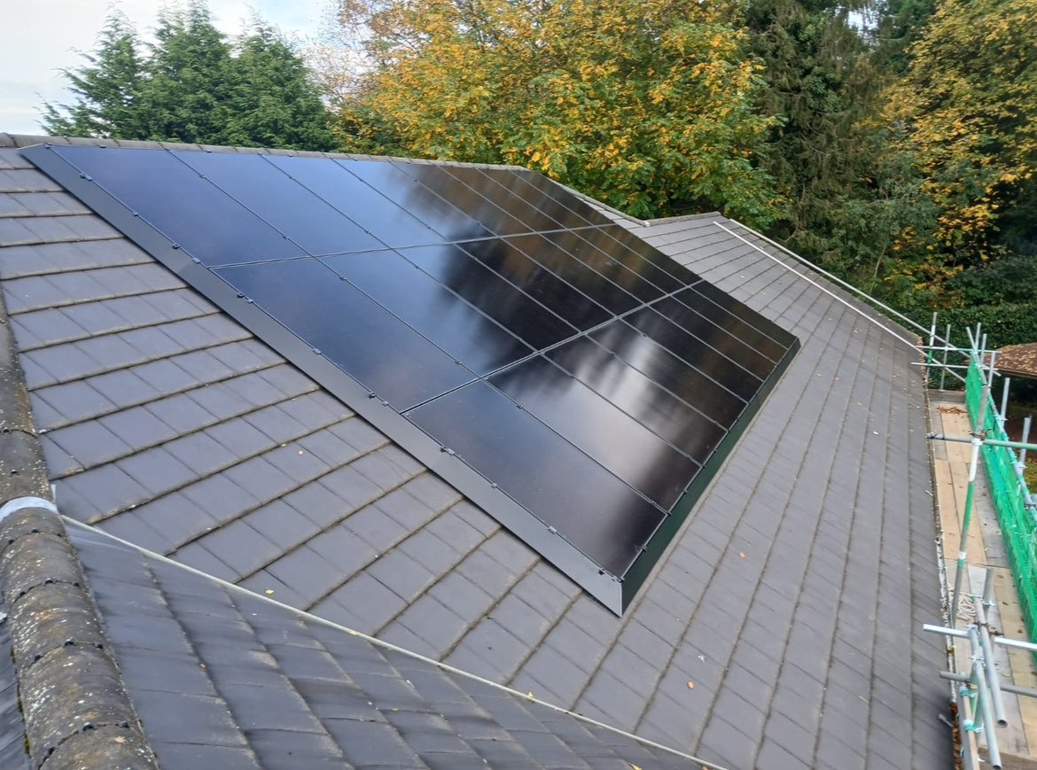 AtlanticRenewab's tweet photo. The Atlantic Renewables Team have completed this huge commercial solar pv install in Hazel Grove 😁💚🤝

#solarenergy #solar24news #renewableenergy #sustainableenergy #photovoltaic #solarpanel #gosolar #environment #solaskirt #hazelgrove #commercialpv #commercialsolar https://t.co/73LvJhUS17