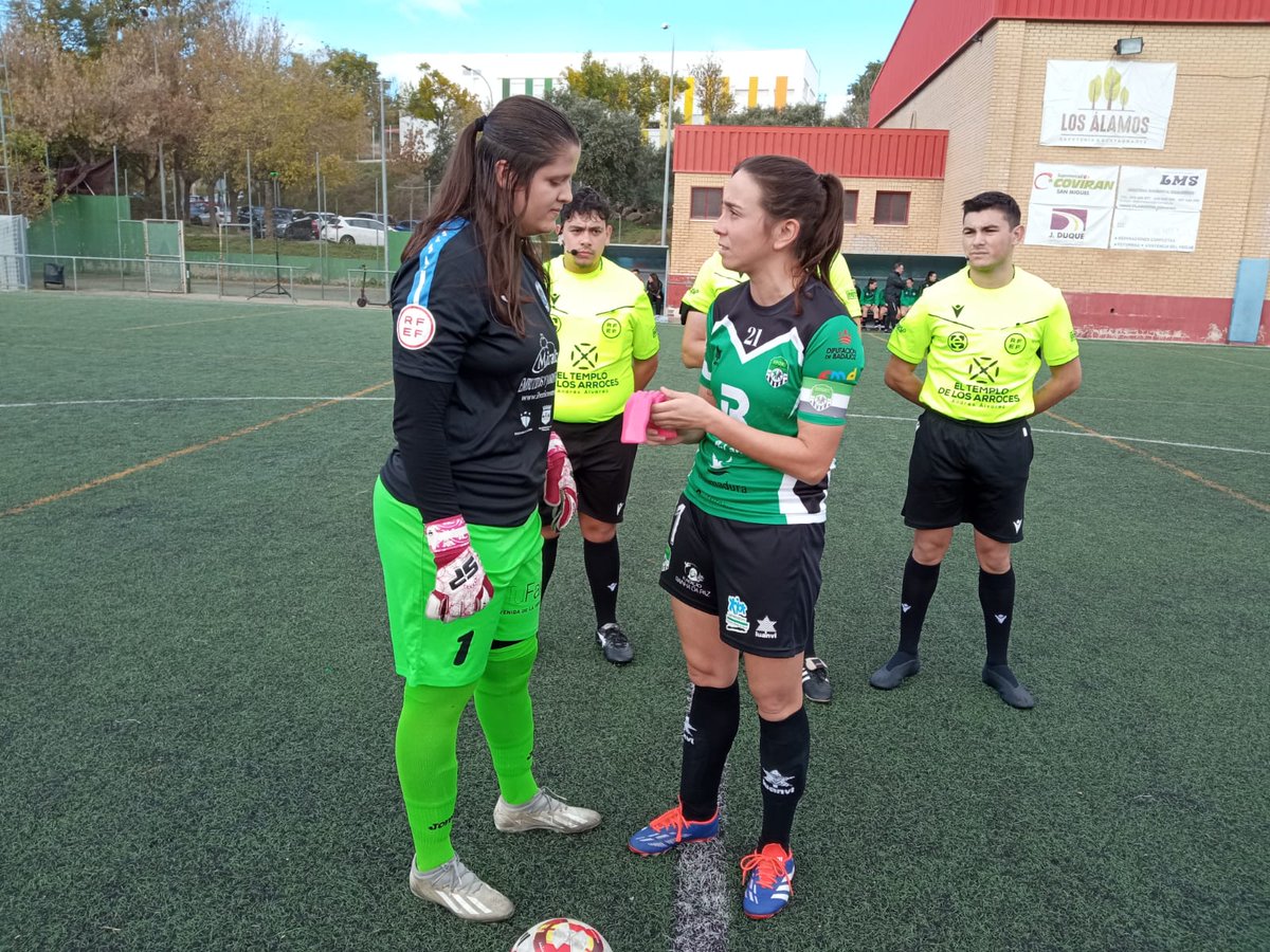 SportExCD's tweet image. 𝑼𝒏 𝒃𝒂𝒏𝒅𝒆𝒓𝒊𝒏, 𝒖𝒏𝒂 𝒔𝒐𝒏𝒓𝒊𝒔𝒂 😃

Otro partido más continuamos con nuestra acción solidaria a favor de @MiPrincesaRett 🫶

El #SPORTEX, con su compromiso #DISE, sigue con la labor de concienciación y apoyo a causas sociales de gran relevancia. 

#FútbolConCorazón