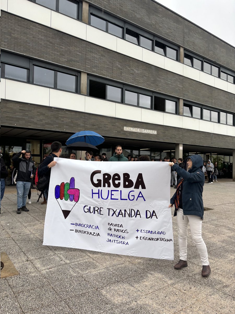 Hoy no he ido a ir a trabajar. Estoy de huelga para reclamar: