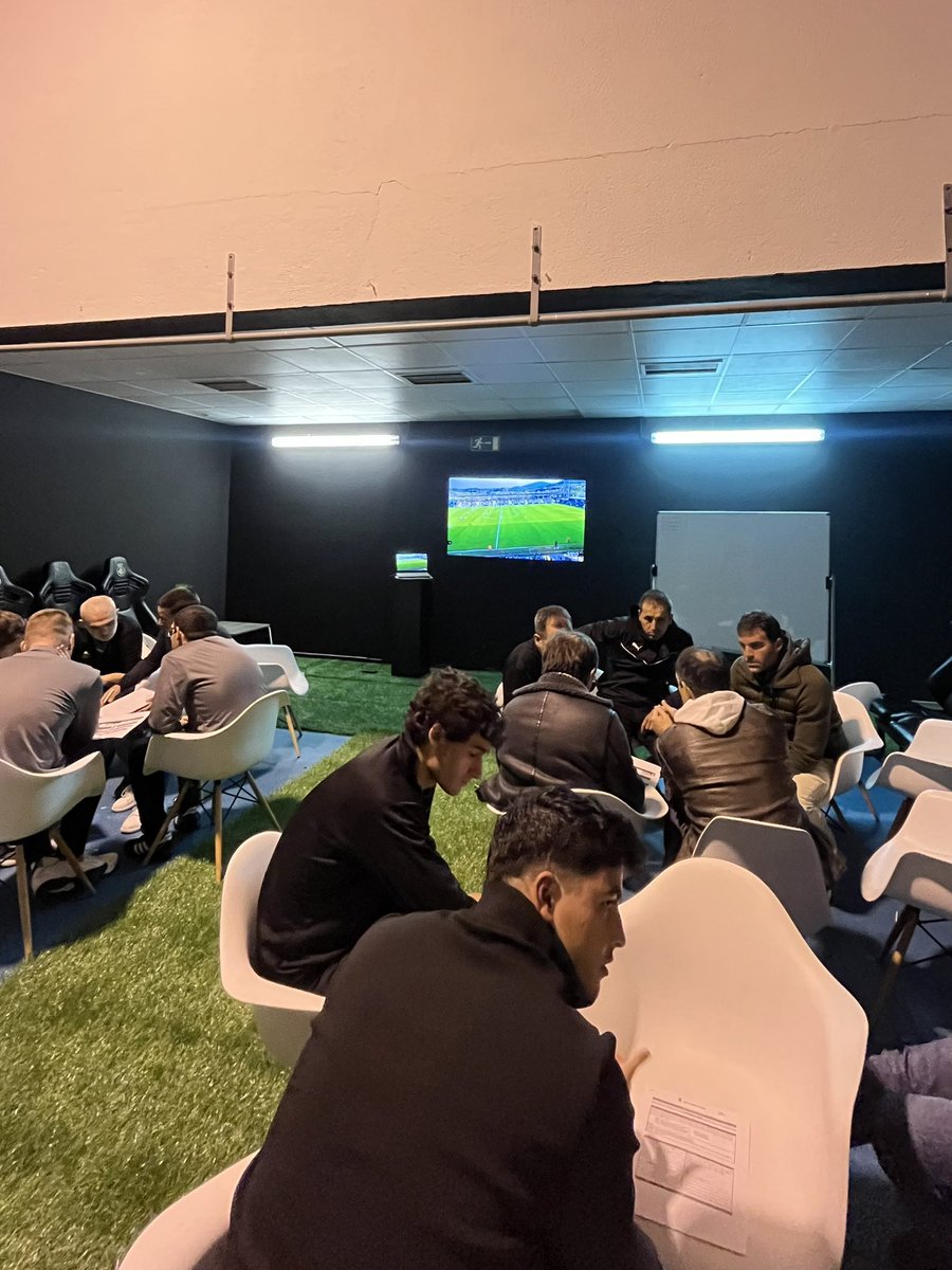 MDuque06's tweet photo. Encuentro de cuerpos técnicos @REALUNIONCIRUN bajo la “excusa” de diseño de tareas en base a enfrentamiento de estilos de juego. Espacios formativos donde aumentar nuestras competencias para el día a día! ⚫️⚪️ https://t.co/nEHb1FrYJB