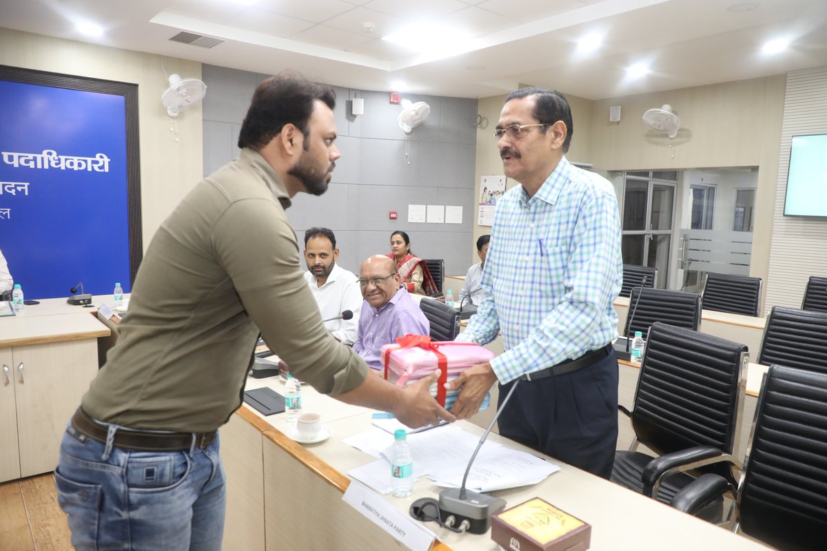 मुख्य निर्वाचन पदाधिकारी, मप्र श्री <a href="/SukhveerSingh/">Sukhveer Singh</a> द्वारा आज मान्यता प्राप्त राष्ट्रीय राजनीतिक दलों के प्रतिनिधियों के साथ बैठक कर मतदाता सूची के प्रारूप प्रकाशन के संबंध में जानकारी दी गई। साथ ही मतदाता सूची के प्रारूप प्रकाशन की सीडी भी प्रदान की गई।
<a href="/rajivkumarec/">Rajiv kumar</a> 
<a href="/ECISVEEP/">Election Commission of India</a>