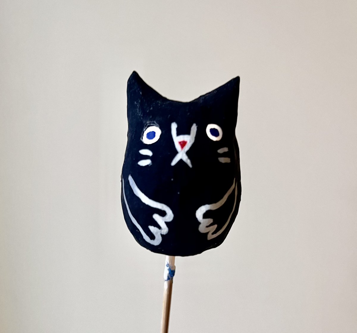 Buu3333's tweet image. She is a paper puppet named Kurota san. She  doesn’t have  anything so I‘m thinking give her something but what? 🐟？❤️? What should I her?
張り子ネコの黒太さん。
何も持ってなくて寂しいから何か持たせてあげようか迷い中。🐟？❤️?何を持たせたらいい?

#papermache #paperpuppet #張り子