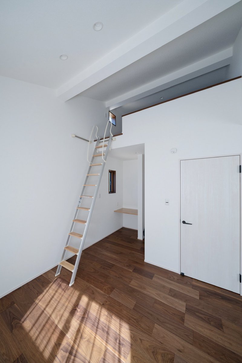 ＼ロフトのある暮らし／

洋室には勉強机やテレワークスペースにもなるカウンターを備えました🤗

また、上部にはロフトも設けており収納力は抜群٩(*´ᗜ`)ㅅ(ˊᗜˋ*)وｲｴｰ‼

ロフトは収納としても寝るスペースとしても使う人次第で変幻自在❣️

ロフトで過ごすと秘密基地のようでワクワクしますよね🥺