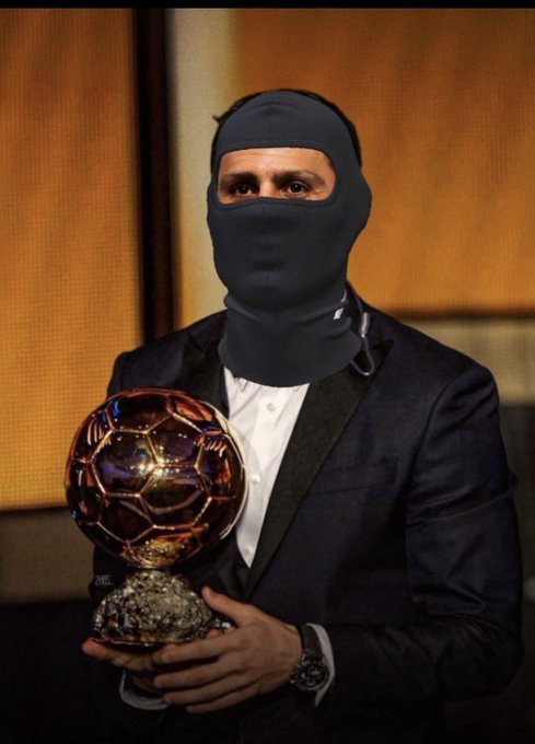 MohamedShmys's tweet photo. Well, the balloon was stolen yesterday. Anyone who saw it should quickly report it to the police
#BallonDor 

#Rodri4BallonDor https://t.co/Onnw1yhMm0