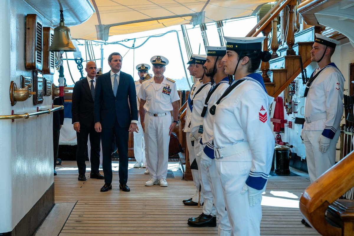 A bordo di nave Vespucci della <a href="/ItalianNavy/">Marina Militare</a> in sosta a Singapore 🇸🇬 nella sua 25^ tappa del <a href="/tourvespucci/">Tour Vespucci</a>.  Un’eccellenza tutta italiana, simbolo del coraggio e audacia che rende unica l’Italia a livello mondiale.