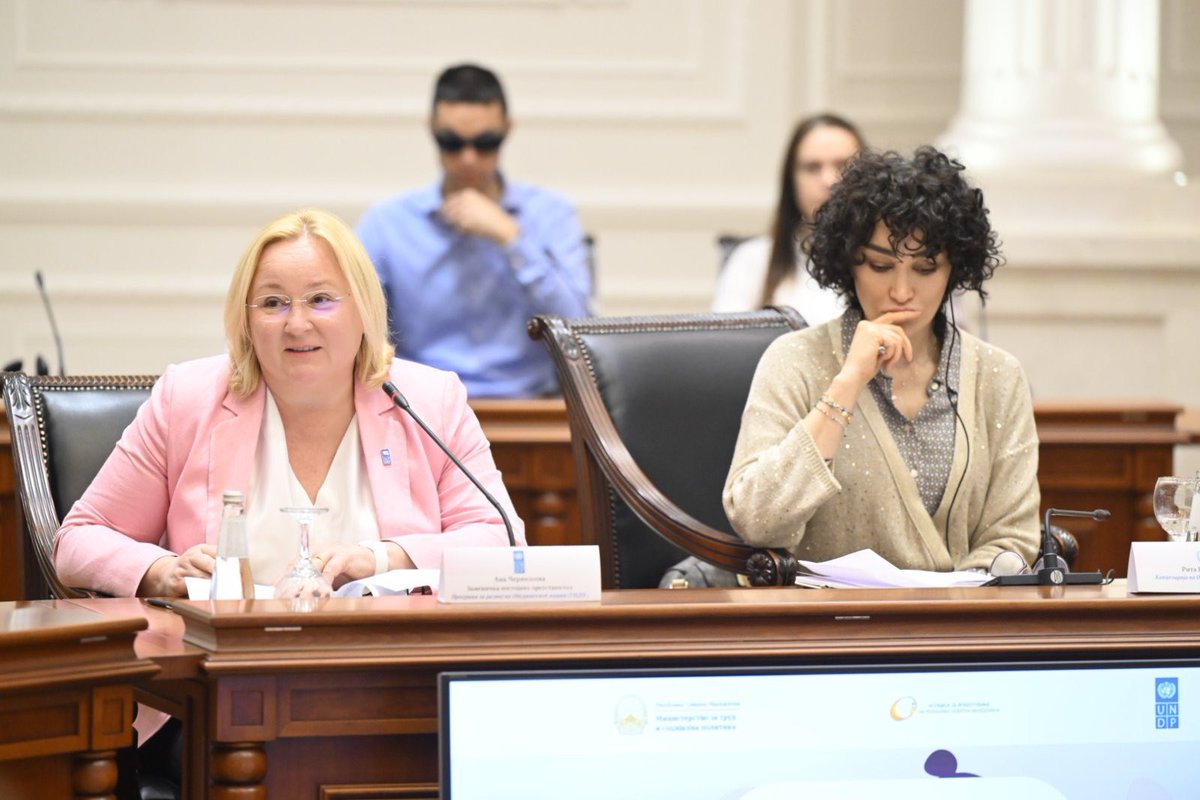 On this #InternationalDayofCareandSupport <a href="/UNDPMK/">UNDP MK</a> joins forces with <a href="/VladaMK/">Влада на Република Северна Македонија</a> to promote findings and policy recommendations on incorporation of a family-based approach in the design and delivery of care services.
Meanwhile: 
✓ The global care workforce comprises 249 million