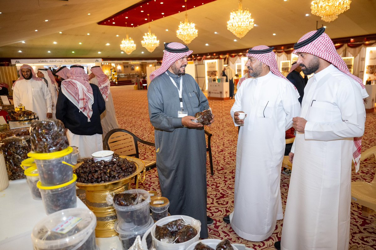 قمت مساء أمس الاثنين الموافق ٢٨ أكتوبر ٢٠٢٤ بزيارة وتغطية #مهرجان_حلوة_بقعاء، والذي يأتي بتنظيم من فرع وزارة البيئة والمياه والزراعة بـ #منطقة_حائل بالشراكة مع بلدية #محافظة_بقعاء، ويشارك فيه أكثر من 43 مزارعاً من أهالي المحافظة، ويشهد المهرجان إقبال مميز .
كما تشرفت بزيارة الركن