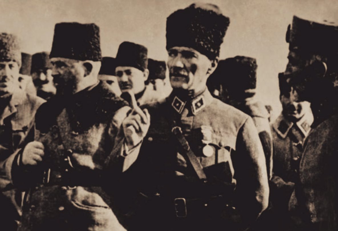 “Yıllarca mücadele etmek zorunluğunda olsak bile Yunanlıları Anadolu’dan kovmaya kesin şekilde karar verdik. Türkiye Türklerindir! İşte milliyetçilerin ilkesi budur. Biz hukukumuzu savunma için mücadeleye devam etmeye karar verdik”Atatürk 1921
Cumhuriyet Bayramımız kutlu olsun 🇹🇷