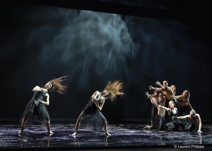Si vous l'avez manquée, chronique de "Didon et Énée" de Blanca Li, à voir à La Villette jusqu'au 31 octobre. Une création qui marque l'arrivée de la chorégraphe à la tête de cette grosse institution culturelle.

dansesaveclaplume.com/1125296/en-sce…