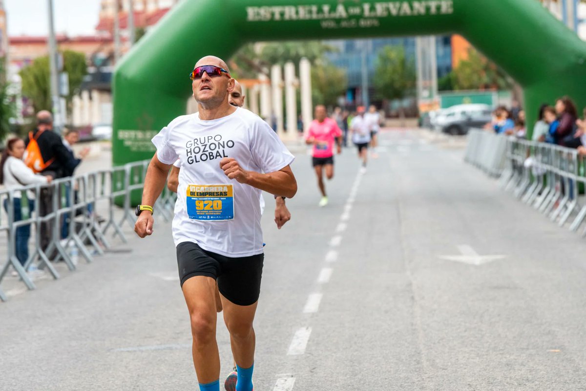 hozonoglobal's tweet photo. ¡Muy orgullosos de nuestros compañeros/as! 👏 

#HozonoGlobal conquista el podio de la VI Carrera de Empresas de Murcia 👟

Así celebramos los valores del deporte, el trabajo en equipo y el compromiso con un estilo de vida saludable 🙂 https://t.co/7Wp9XoaZLa