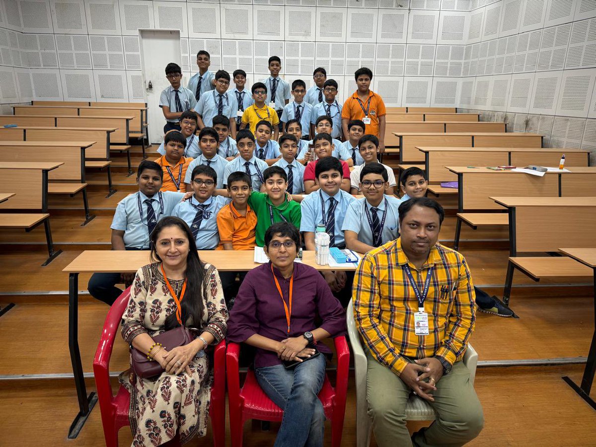 HandForHandmade's tweet photo. HFH facilitated a Workshop on Elements Of Design with  BHS for Boys ,Kolkata The Workshop was conducted by National Awardee Sunetra Lahiri .The initiative was led by  HFH , Social Media Outreach Coordinator, Sonal Desai. https://t.co/LYj0hJuYP5