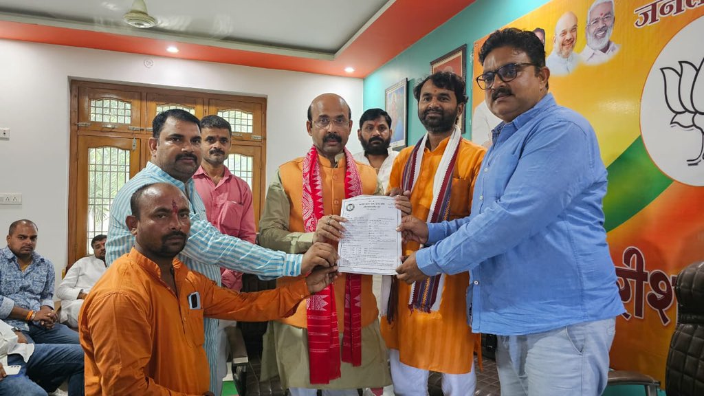 HarishD_BJP's tweet image. विश्व के सबसे बड़े राजनैतिक दल भारतीय जनता पार्टी की सक्रिय सदस्यता अभियान के अंतर्गत आज जिलाध्यक्ष श्री विवेकानन्द मिश्र जी द्वारा अपनी सक्रिय सदस्यता का नवीनीकरण कराया।
इस मौके पर सदस्यता प्रमुख श्री देवेन्द्र सिंह जी, सदस्यता सह प्रमुख अमृत कुमार वर्मा जी, मण्डल अध्यक्ष…