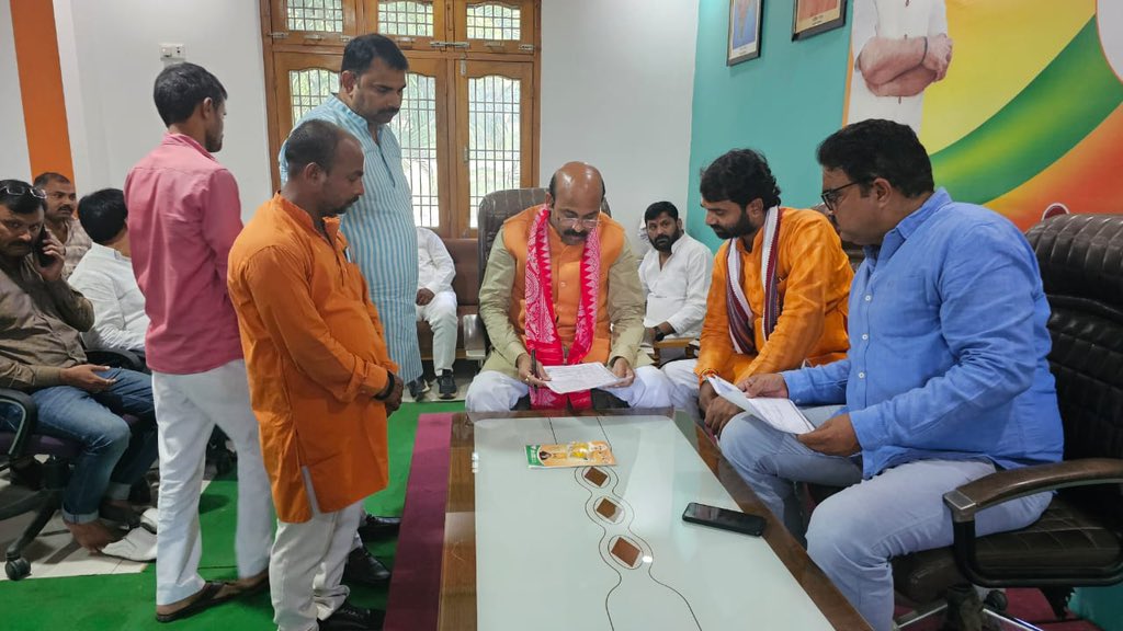 HarishD_BJP's tweet image. विश्व के सबसे बड़े राजनैतिक दल भारतीय जनता पार्टी की सक्रिय सदस्यता अभियान के अंतर्गत आज जिलाध्यक्ष श्री विवेकानन्द मिश्र जी द्वारा अपनी सक्रिय सदस्यता का नवीनीकरण कराया।
इस मौके पर सदस्यता प्रमुख श्री देवेन्द्र सिंह जी, सदस्यता सह प्रमुख अमृत कुमार वर्मा जी, मण्डल अध्यक्ष…