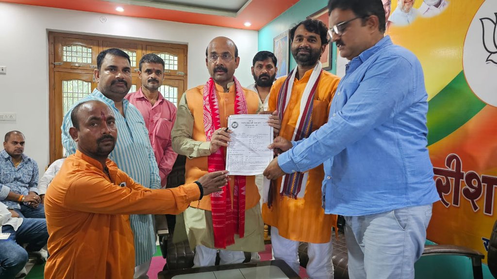 HarishD_BJP's tweet image. विश्व के सबसे बड़े राजनैतिक दल भारतीय जनता पार्टी की सक्रिय सदस्यता अभियान के अंतर्गत आज जिलाध्यक्ष श्री विवेकानन्द मिश्र जी द्वारा अपनी सक्रिय सदस्यता का नवीनीकरण कराया।
इस मौके पर सदस्यता प्रमुख श्री देवेन्द्र सिंह जी, सदस्यता सह प्रमुख अमृत कुमार वर्मा जी, मण्डल अध्यक्ष…