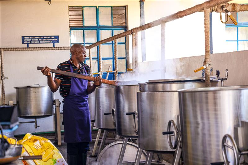 WFP_Kenya's tweet photo. Kenya is hosting the 2nd Global @SchoolMeals_ Coalition Ministerial Taskforce Meeting 

One of 🇰🇪's goals is to adopt efficient cooking techniques to prepare school meals.

Read more via @StandardKenya 👇
https://t.co/snSLvOWdbc https://t.co/hz0Y6NUEeK