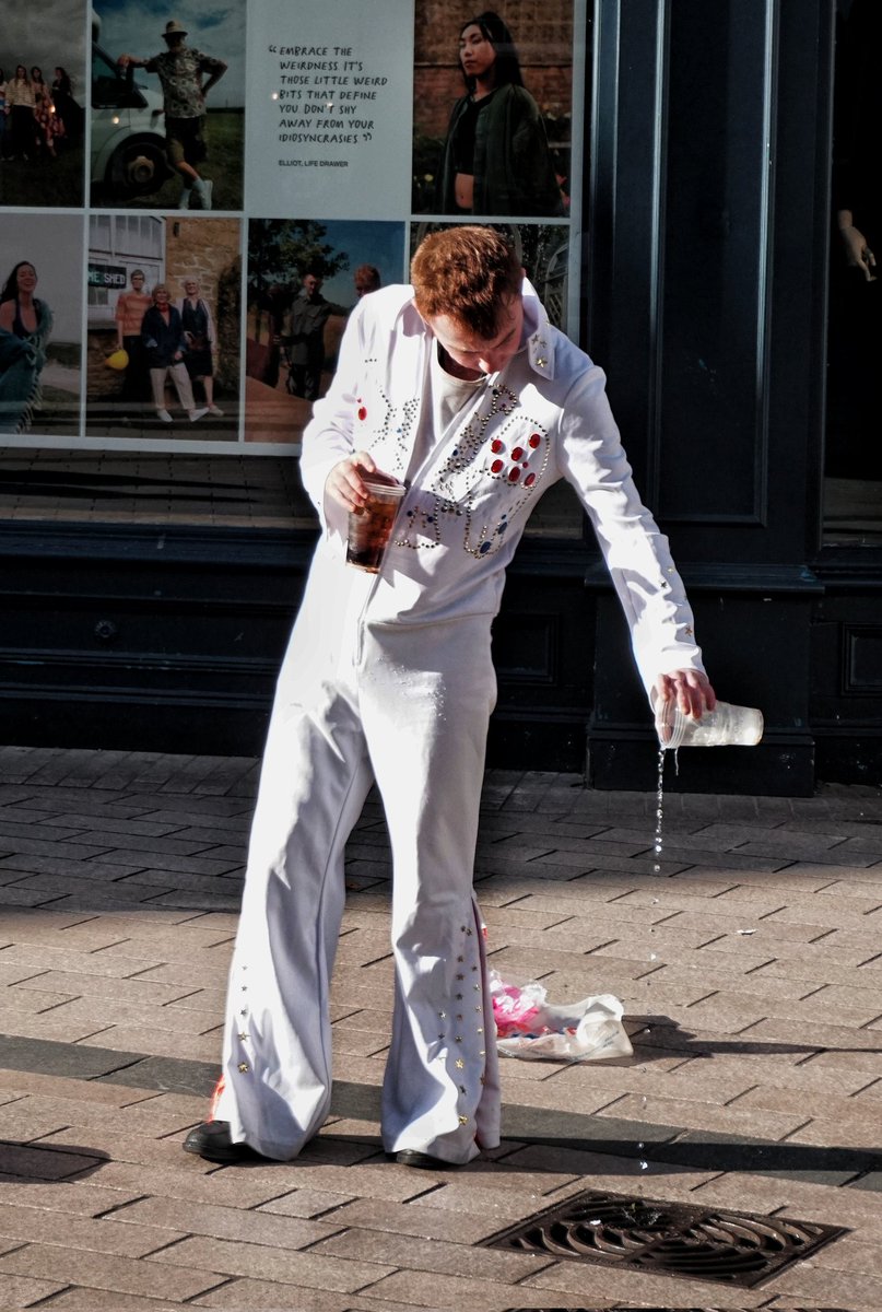 Elvis was a ginger !
#elvis #streetperformer #streetmusic #elvispresley #ginger