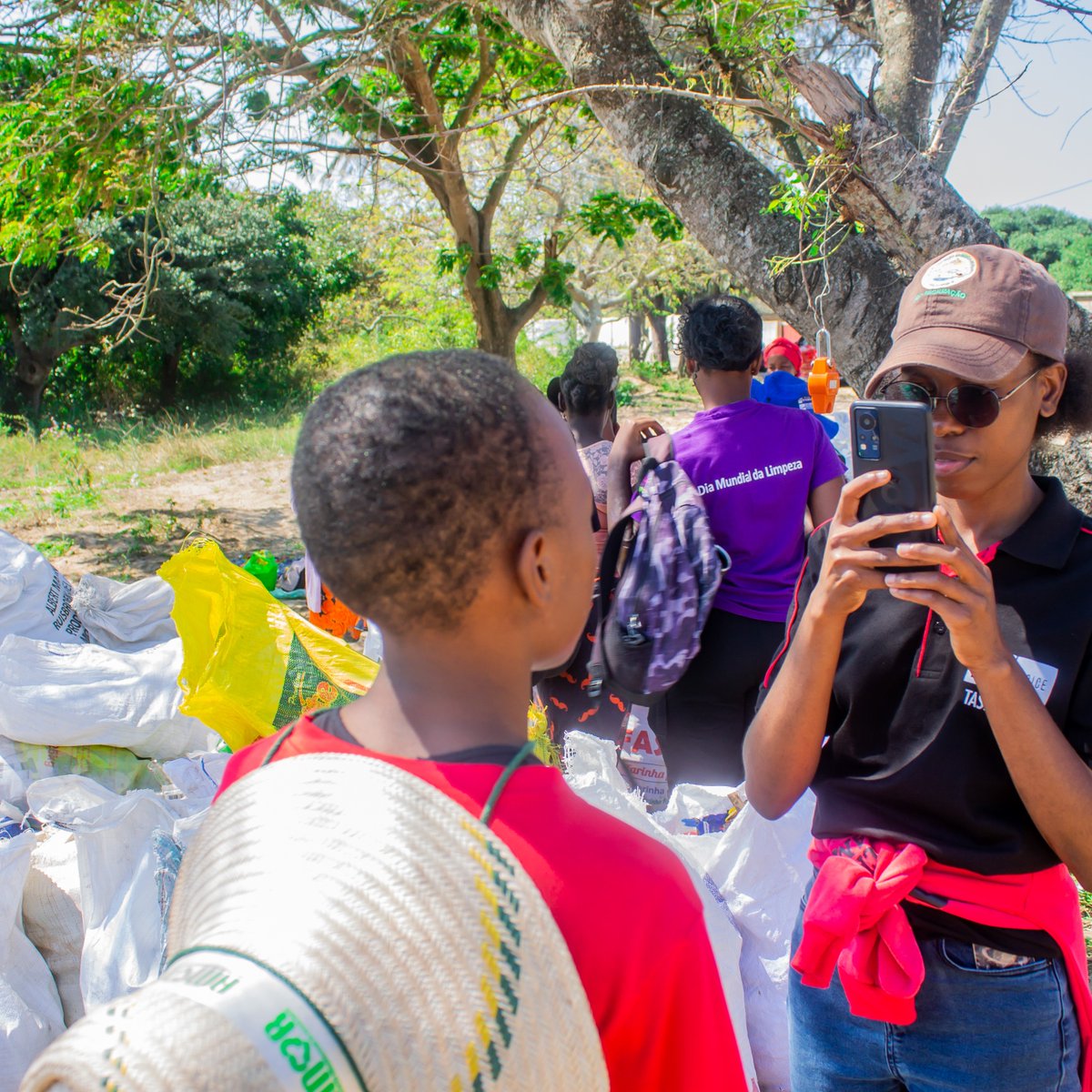 If you're curious how informal waste pickers in Mozambique, Kenya, Vietnam and Brazil who don't have a smartphone are using mobile technology to earn more, then grab a drink, and give this podcast a listen🔊

adapetation.net/lessons-from-a…

#recycling #wastepickers #EPR #plasticwaste
