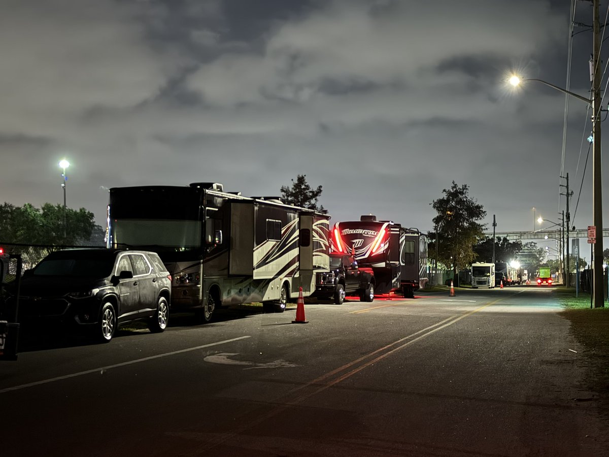 alexusctv's tweet photo. Georgia-Florida week is underway! 
This morning, RVs are lined up, ready for the gates of RV city to open up. https://t.co/I3fEMuEIch