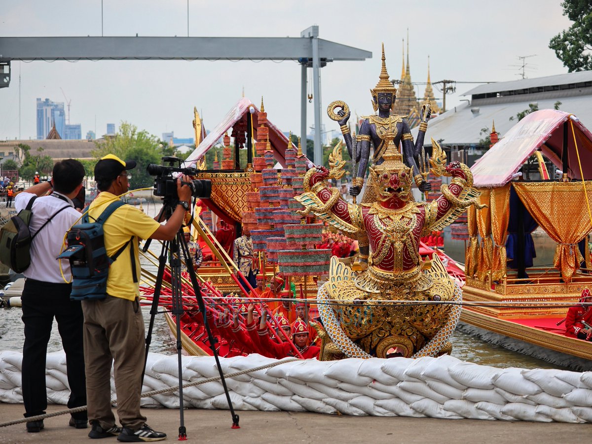 Narai Song Suban H.M. King Rama IX, the Royal Barge 🙇‍♀️

#naraisongsubanhmkingramaix #royalbarge #royalbargeprocession #chaophrayariver #bangkok #thailand