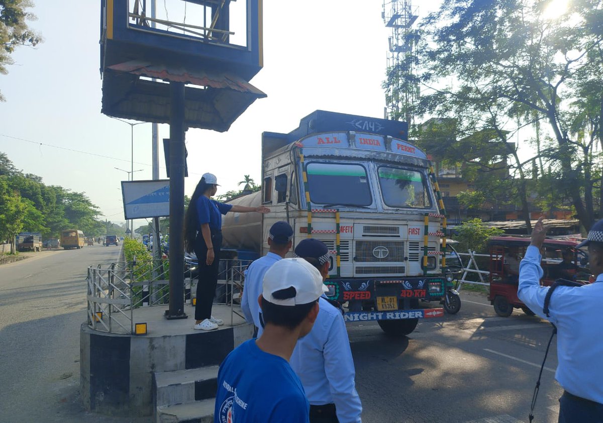HariUnit's tweet photo. Volunteering at National Highway with Traffic Police by NSS volunteers of Hari Gayatri Das College, ASSAM  under #DiwaliwithMYBharat campaign #YehDiwaliSevaKeSath @_NSSIndia @YASMinistry @mansukhmandviya @khadseraksha @himantabiswa @nss_rdguwahati @NssrdD @GUCampusNSSUnit https://t.co/XiI7tVOdDm