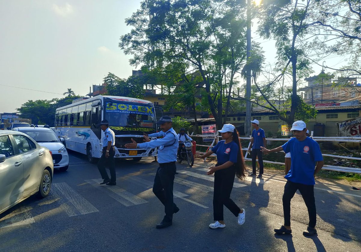 HariUnit's tweet photo. Volunteering at National Highway with Traffic Police by NSS volunteers of Hari Gayatri Das College, ASSAM  under #DiwaliwithMYBharat campaign #YehDiwaliSevaKeSath @_NSSIndia @YASMinistry @mansukhmandviya @khadseraksha @himantabiswa @nss_rdguwahati @NssrdD @GUCampusNSSUnit https://t.co/XiI7tVOdDm