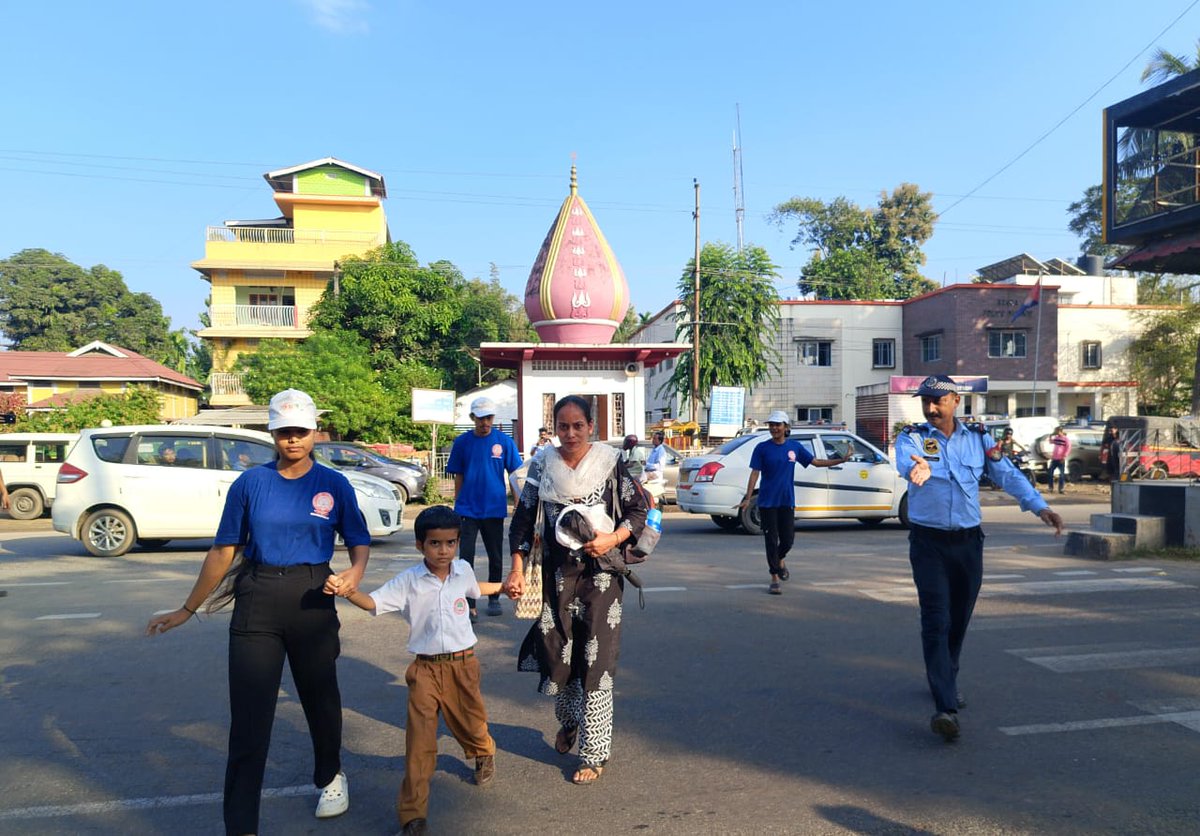 HariUnit's tweet photo. Volunteering at National Highway with Traffic Police by NSS volunteers of Hari Gayatri Das College, ASSAM  under #DiwaliwithMYBharat campaign #YehDiwaliSevaKeSath @_NSSIndia @YASMinistry @mansukhmandviya @khadseraksha @himantabiswa @nss_rdguwahati @NssrdD @GUCampusNSSUnit https://t.co/XiI7tVOdDm