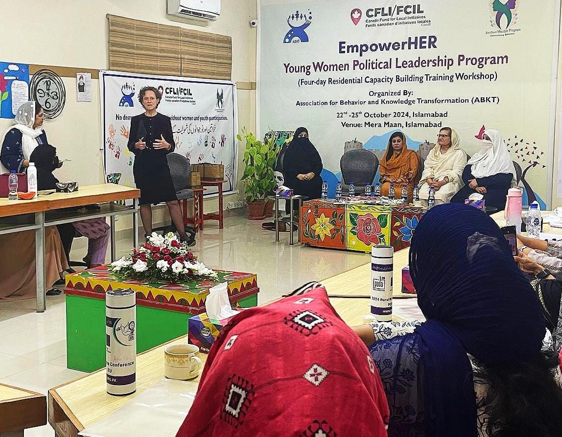 CanHCPakistan's tweet photo. #CFLI🇨🇦-supported #EmpowerHER @Abktsays is breaking down barriers to #GenderEquality &amp; advancing women’s political leadership in🇵🇰. 
@Scanlon_Leslie met with young🇵🇰women leaders, learning about their journeys, dreams,&amp; aspirations during the training workshop held in Islamabad. https://t.co/mFcdEWHj2U